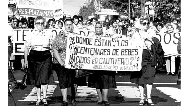 Abuelas de Plaza de Mayo en una marcha del 1982.