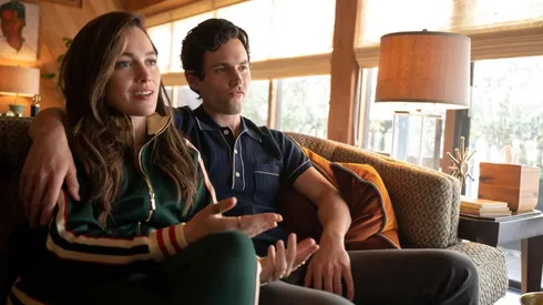 Victoria Pedretti y Penn Badgley.
