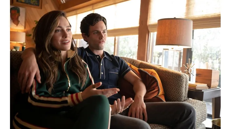 Victoria Pedretti y Penn Badgley.