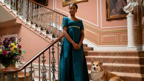 Simone Ashley como Kate Sharma