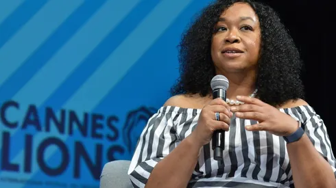 Shonda Rhimes, la cara detrás del éxito de Bridgerton.