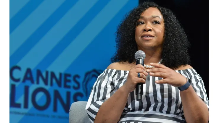 Shonda Rhimes, la cara detrás del éxito de Bridgerton.