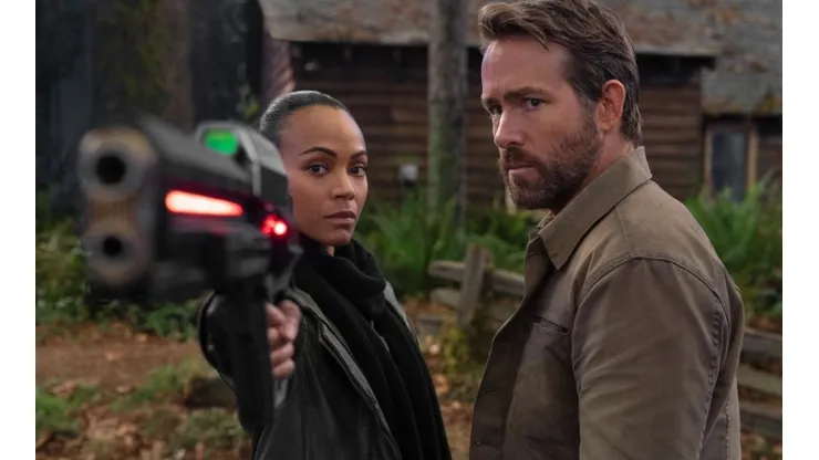 Ryan Reynolds y Zoe Saldaña en The Adam Project