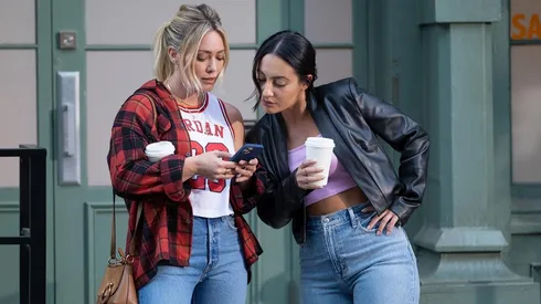 Hilary Duff y Francia Raísa, protagonistas de la historia.