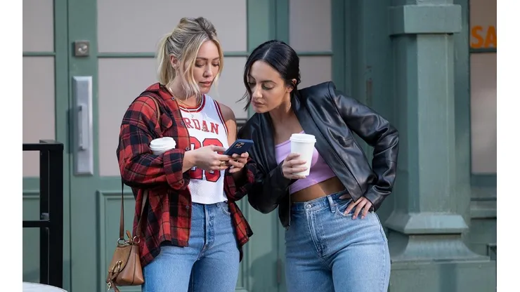 Hilary Duff y Francia Raísa, protagonistas de la historia.