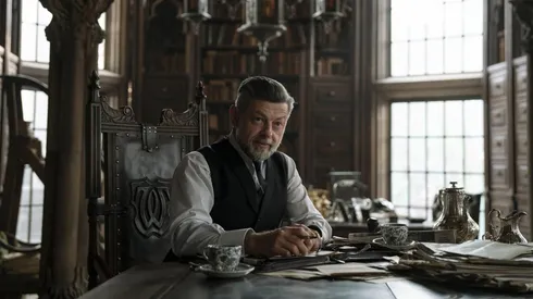 Alfred, interpretado por Andy Serkis.