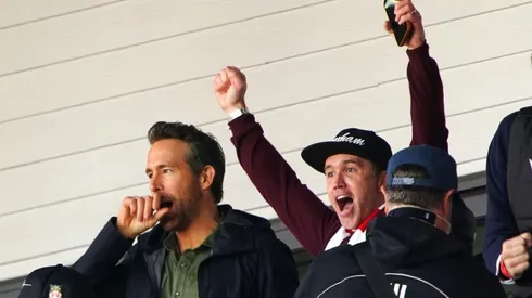 Ryan Reynolds presenciando a Wrexham AFC en su cancha. (Foto: Getty Images)