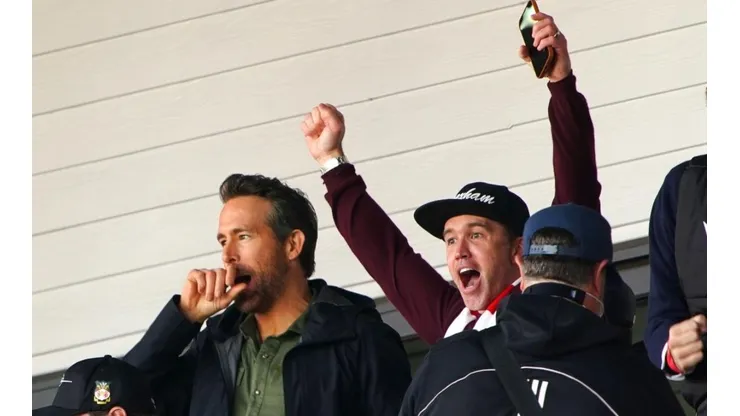 Ryan Reynolds presenciando a Wrexham AFC en su cancha. (Foto: Getty Images)