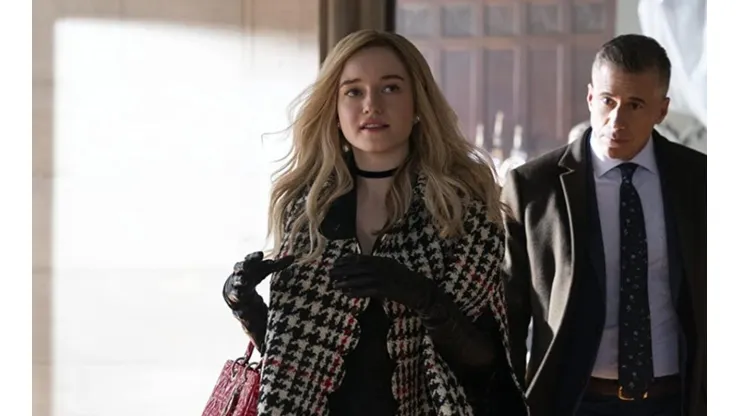 Julia Garner en Inventando a Anna