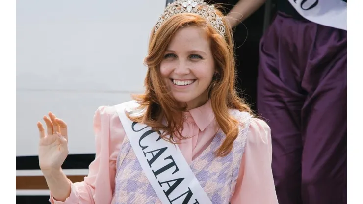 Natasha Dupeyrón interpreta a Miss Yucatán.