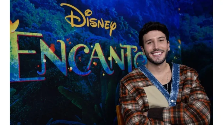 Sebastián Yatra interpreta una de las canciones de Encanto.