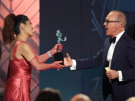 El incómodo momento de Salma Hayek en los SAG Awards al entregarle el premio a Michael Keaton