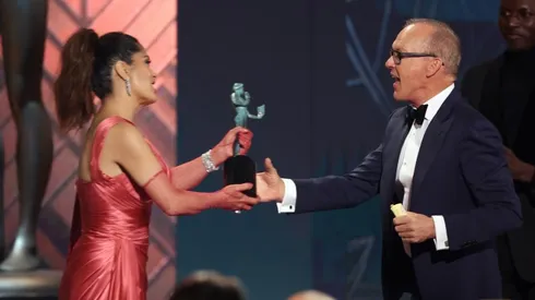 Michael Keaton recibe el premio de Salma Hayek