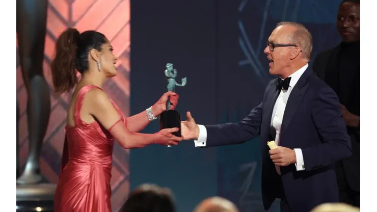 Michael Keaton recibe el premio de Salma Hayek