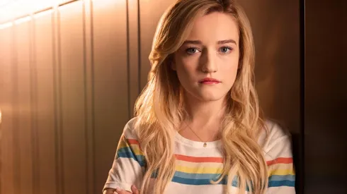 Además de Inventando a Anna: la serie de Netflix sobre un estafador real en la que también actúa Julia Garner.