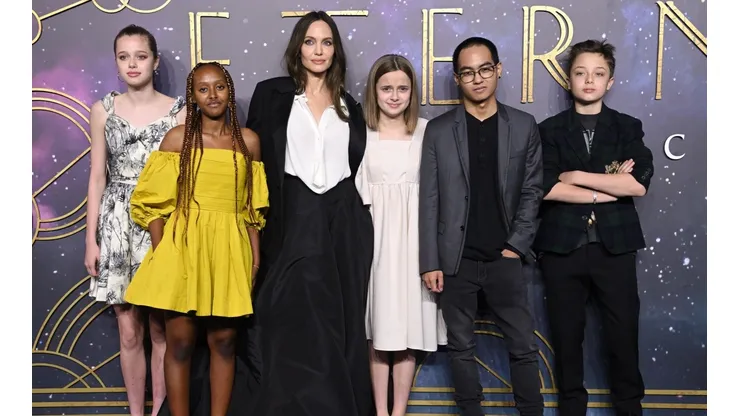 Angelina Jolie junto a sus hijos.