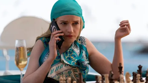Julia Garner en Inventando a Anna.