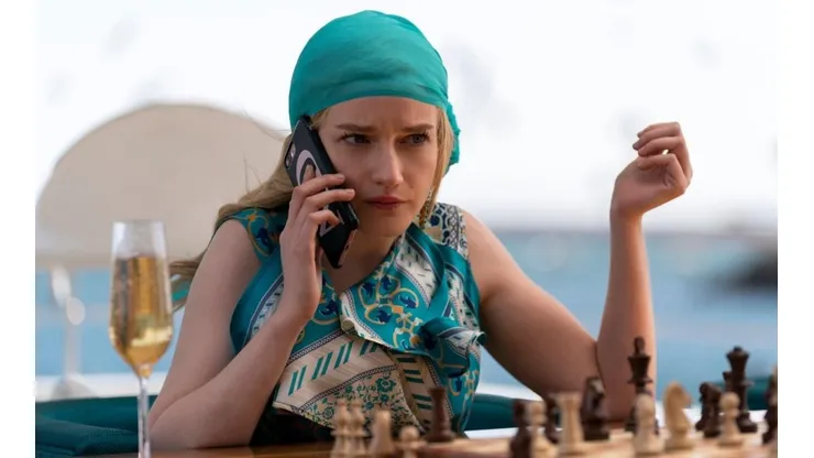 Julia Garner en Inventando a Anna.