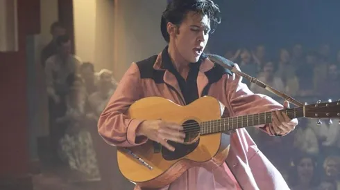 Austin Butler le da vida a Elvis en la película biográfica.