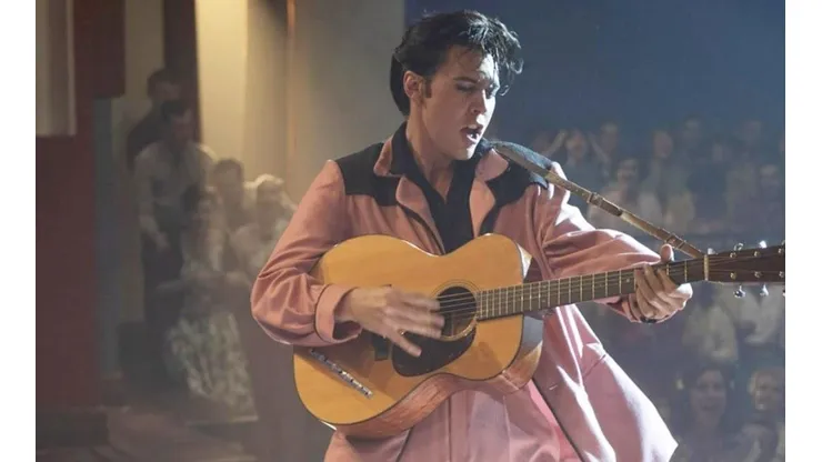 Austin Butler le da vida a Elvis en la película biográfica.