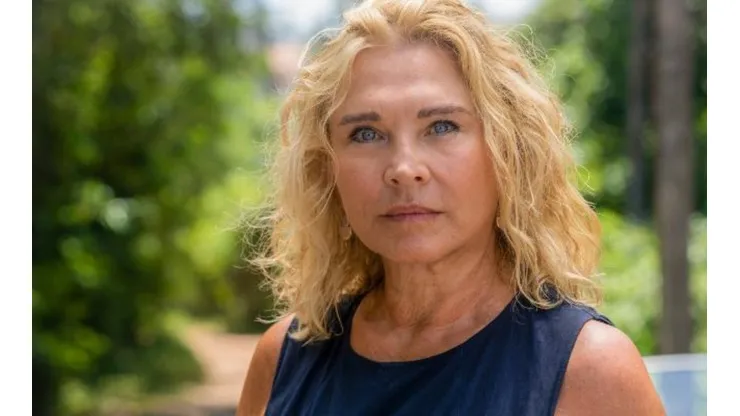 La actriz inglesa Amanda Redman interpreta a la Dra. Lydia Fonseca