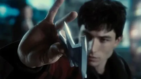 Ezra Miller como Flash