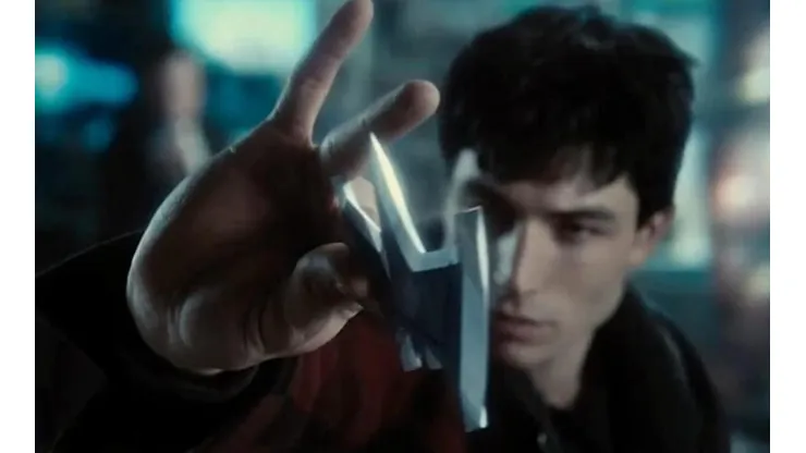 Ezra Miller como Flash