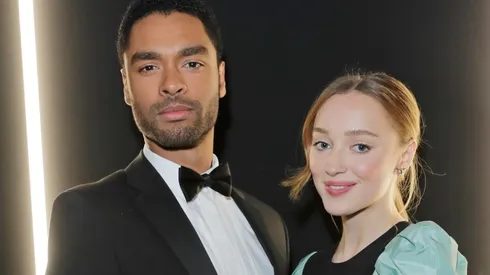 Regé-Jean Page y Phoebe Dynevor
