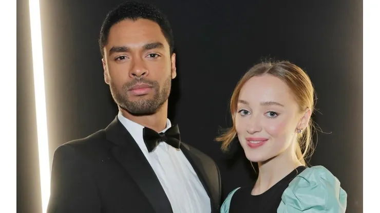 Regé-Jean Page y Phoebe Dynevor
