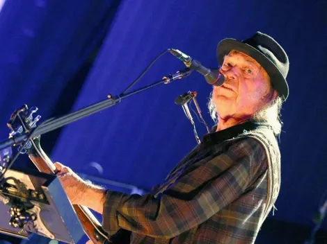Neil Young advierte sobre desinformación del COVID a cargo de Joe Rogan y se retira de Spotify