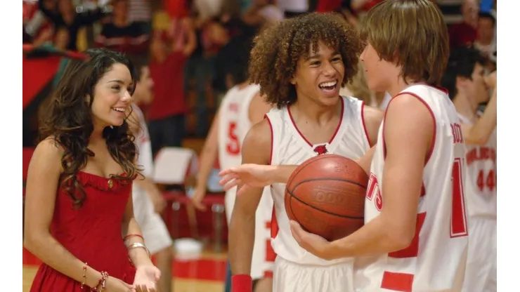 Un actor de la trilogía original de High School Musical aparecerá en la serie.