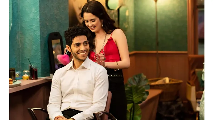 Laura Marano y Mena Moassoud protagoniza The Royal Treatment.
