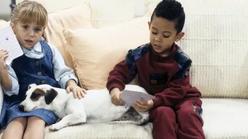 Mary-Kate Olsen y Tahj Maury en Full House.