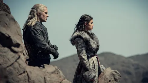 Henry Cavill y Anya Chalotra