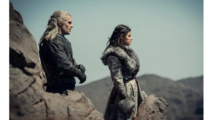 Henry Cavill y Anya Chalotra
