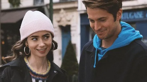 Lily Collins y Lucas Bravo.