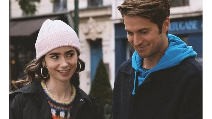 Lily Collins y Lucas Bravo.