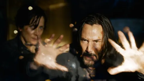 Keanu Reeves y Carrie-Anne Moss como Neo y Trinity
