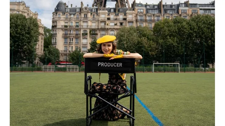 Lily Collins como Emily
