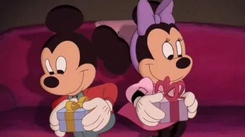 Los emblemáticos Mickey y Minnie Mouse en un especial navideño.