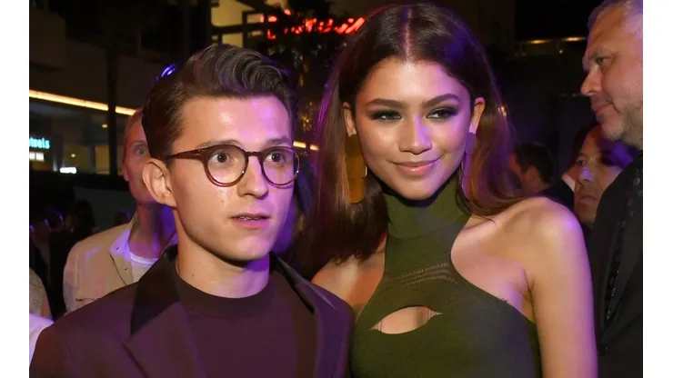Insólito: periodistas de ESPN confunden a Tom Holland y Zendaya con Harry Potter y Dua Lipa en la entrega del Balón de Oro 2021.