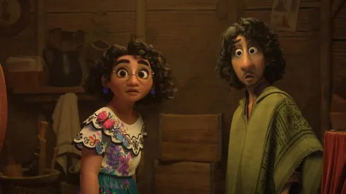 Mirabel y Bruno, personajes interpretados por Stephanie Beatriz y John Leguizamo.