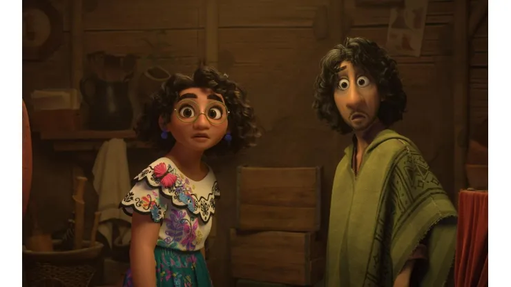 Mirabel y Bruno, personajes interpretados por Stephanie Beatriz y John Leguizamo.