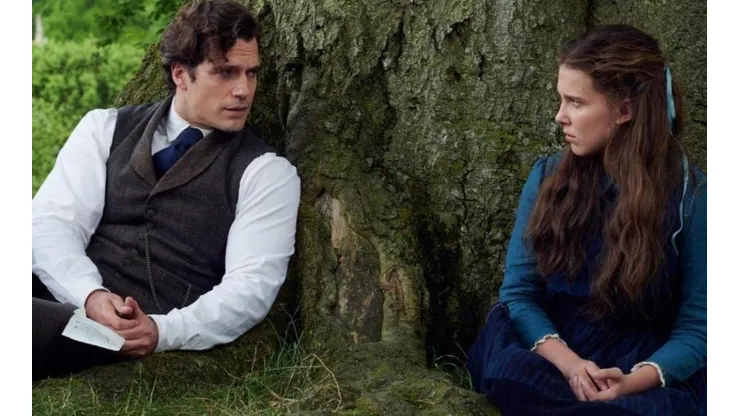 Millie Bobby Brown y Henry Cavill en Enola Holmes 1