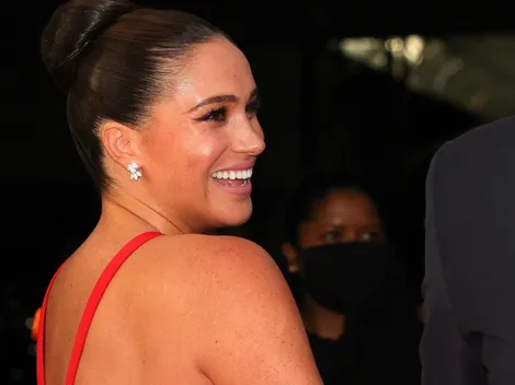 Meghan Markle le dice adiós definitivamente a la realeza con este súper vestido rojo
