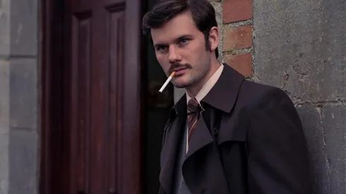 Jeremy Irvine es DS Charles Masterson en Dalgliesh, lo nuevo de Acorn TV: "Mi detective es todo lo que intentamos no ser hoy".