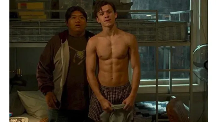 Tom Holland presume su físico