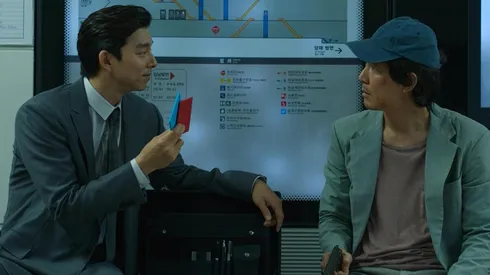Lee Jung-jae y Gong Yoo, en el primer episodio de la serie.