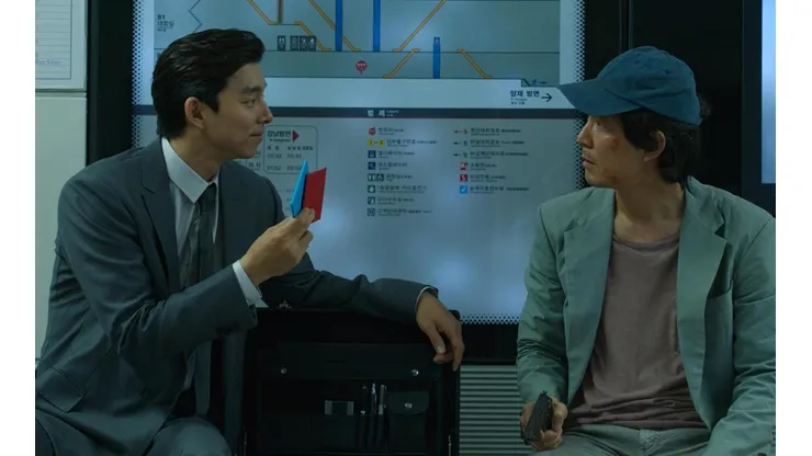 Lee Jung-jae y Gong Yoo, en el primer episodio de la serie.