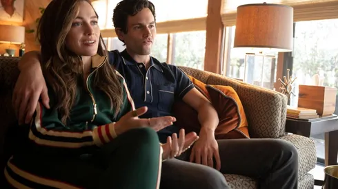 Victoria Pedretti estaría en pareja con un compañero de You y no es Penn Badgley.